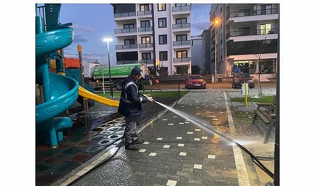 Edremit Belediyesi’nden parklarda hızlı temizlik çalışması 1 edremit belediyesinden parklarda hizli temizlik calismasi