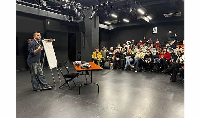 Oyun Yazımı Atölyesi Yazar, Yönetmen ve Oyuncu Murat Mahmutyazıcıoğlu’nun Atölyesiyle Başladı 1 oyun yazimi atolyesi yazar yonetmen ve oyuncu murat mahmutyazicioglunun atolyesiyle basladi