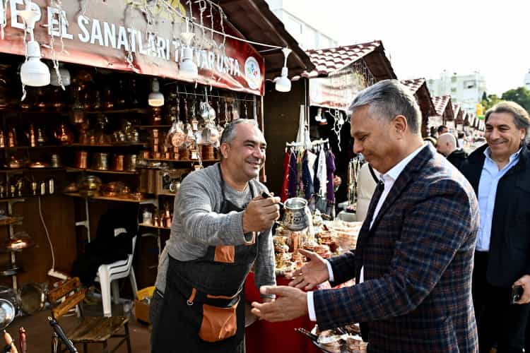 Ümit Uysal Yeni Yıl Çarşısı’nı Gezdi