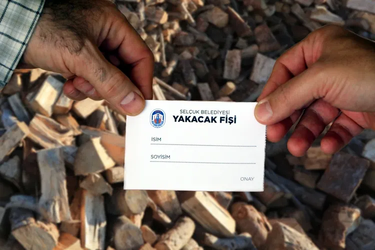 Efes Selçuk’ta Kış Desteği: Ailelere Yakacak Fişi 1 Efes Selçuk’ta Kış Desteği: Ailelere Yakacak Fişi