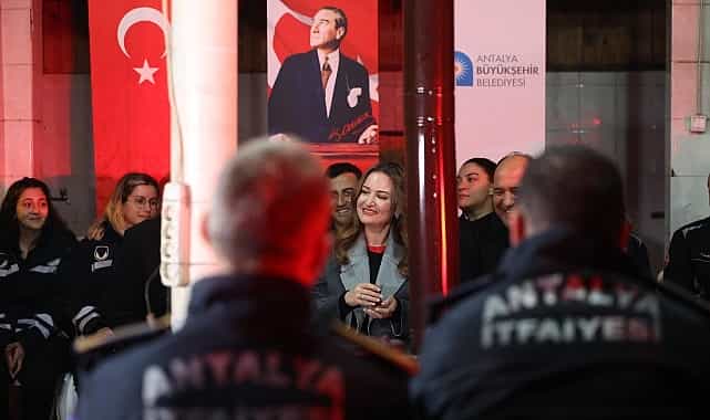 Başkan Vekili Büşra Özdemir 2026 yılını itfaiye personeli ile karşıladı 1 baskan vekili busra ozdemir 2026 yilini itfaiye personeli ile karsiladi